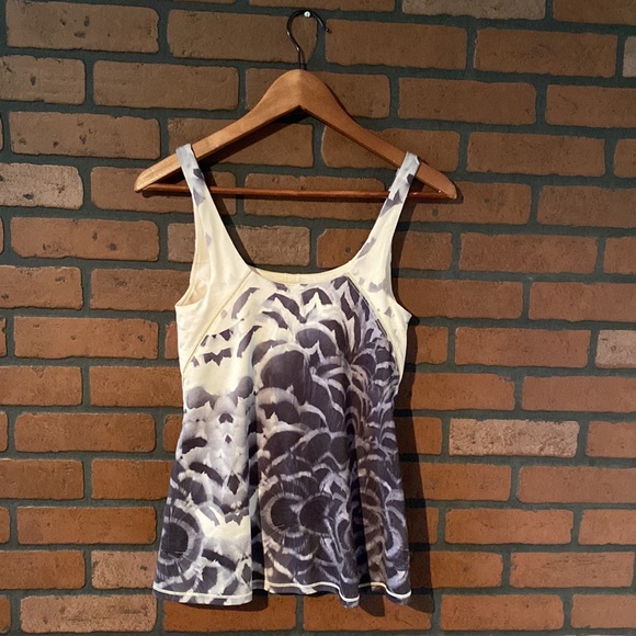 Lululemon Tank size 6 - Picture 2 of 4